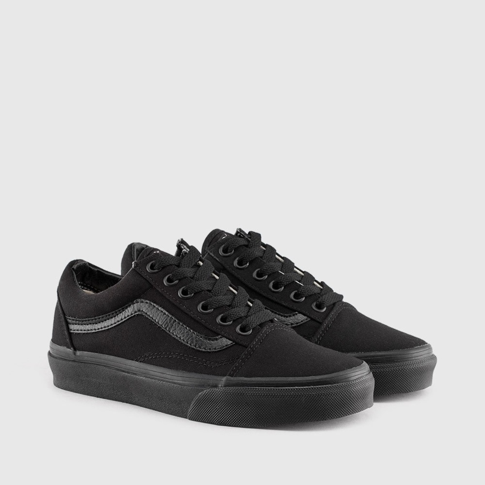 All black canvas vans
